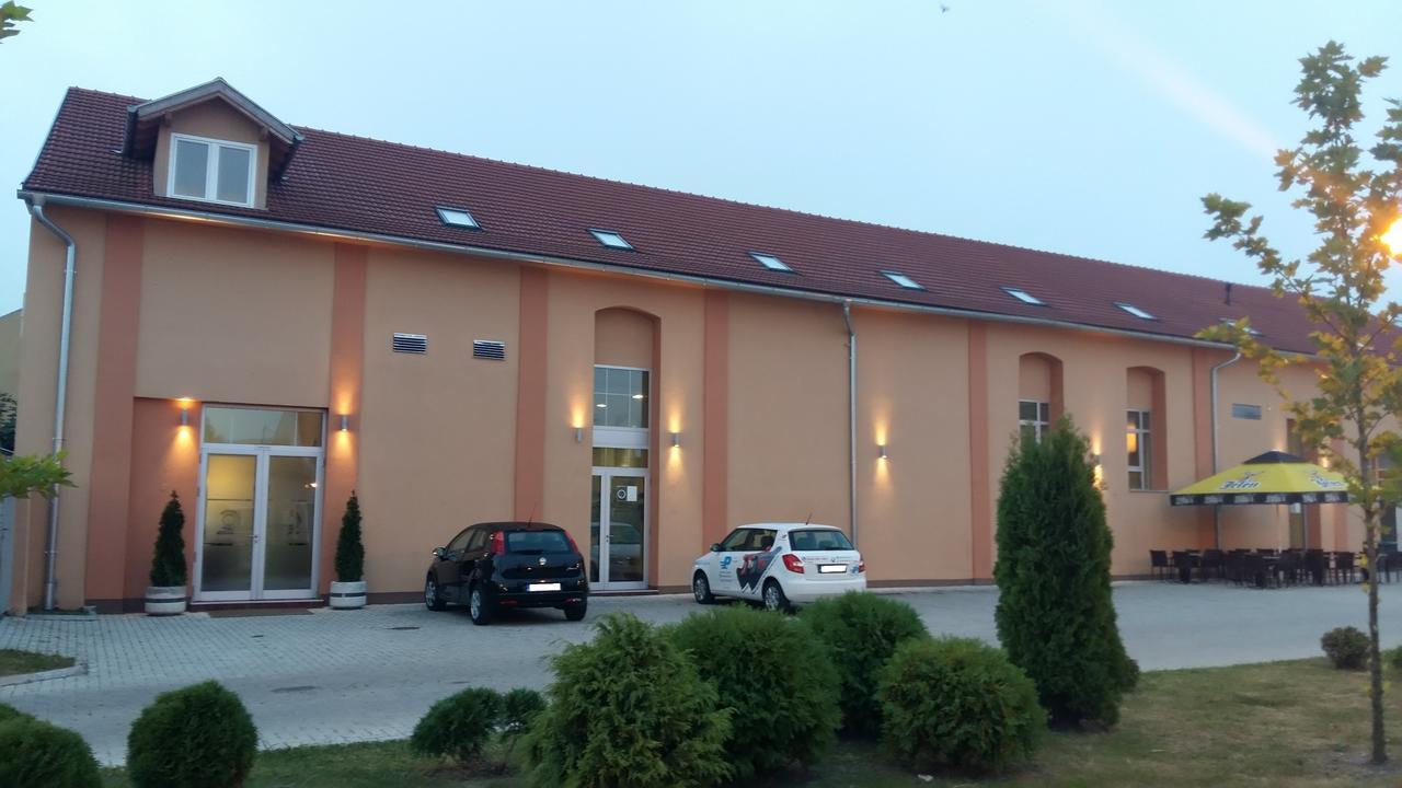 Stari Mlin Hotel Vrsac Eksteriør billede